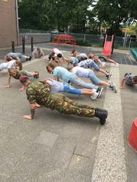 Praten met soldaten.jpeg