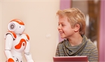 jongetje met robot bijgesneden.jpg jongetje met robot bijgesneden.jpg